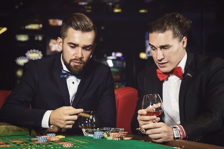 Pengguna Indonesia mengakses platform vegasslot dengan aman melalui smartphone di lingkungan mobile